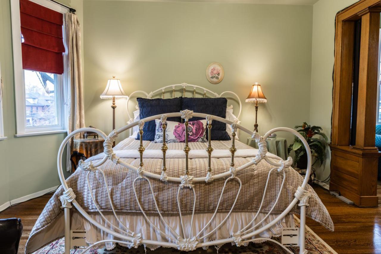 A Hidden Gem Bed And Breakfast Windsor Exterior foto
